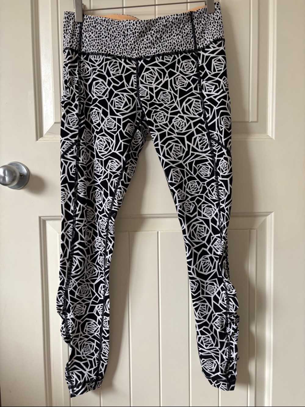 Lululemon Speed Tight IV Black White Geometric Print Leggings Size 8